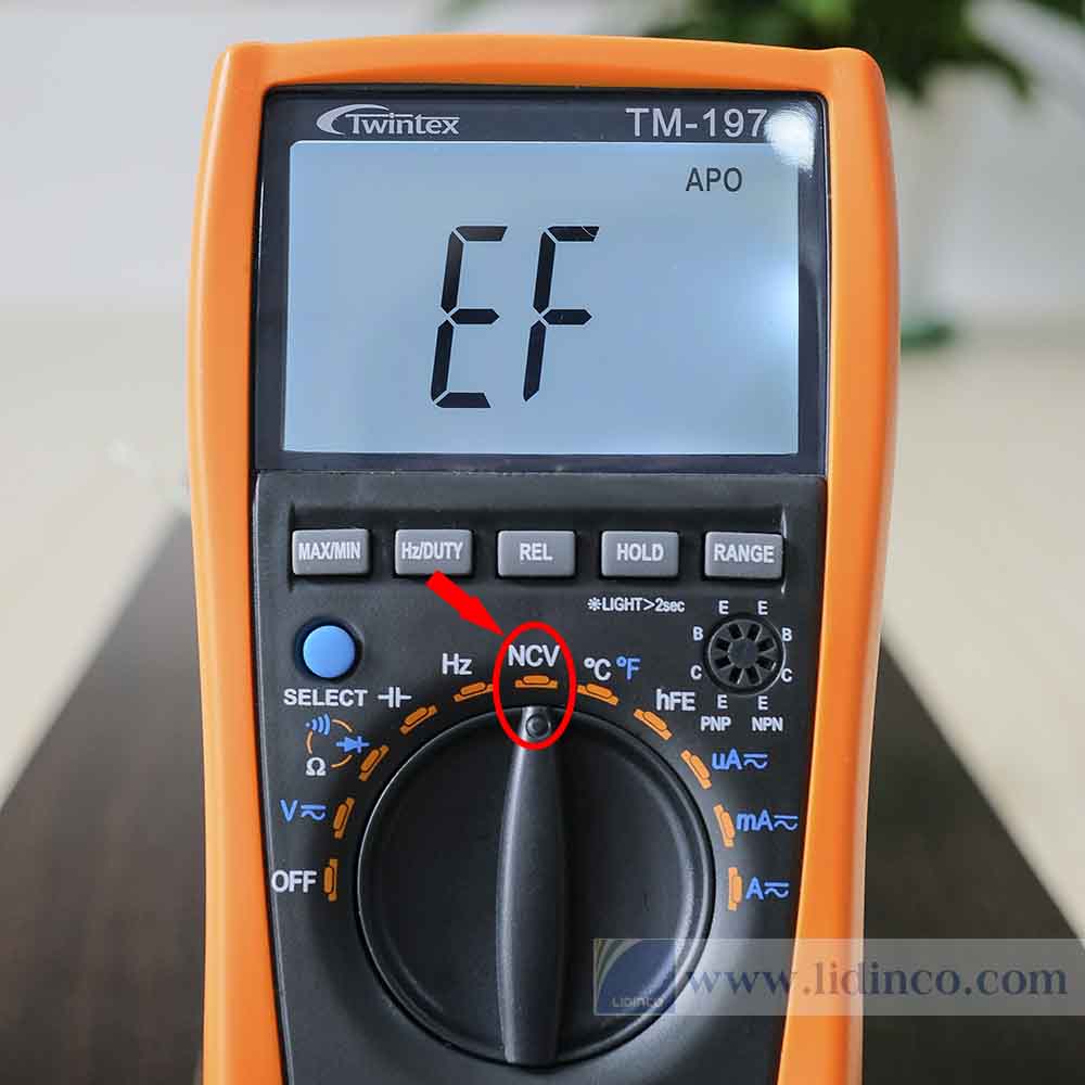Kiểm tra cảm ứng điện không dây bằng đồng hồ đo vol