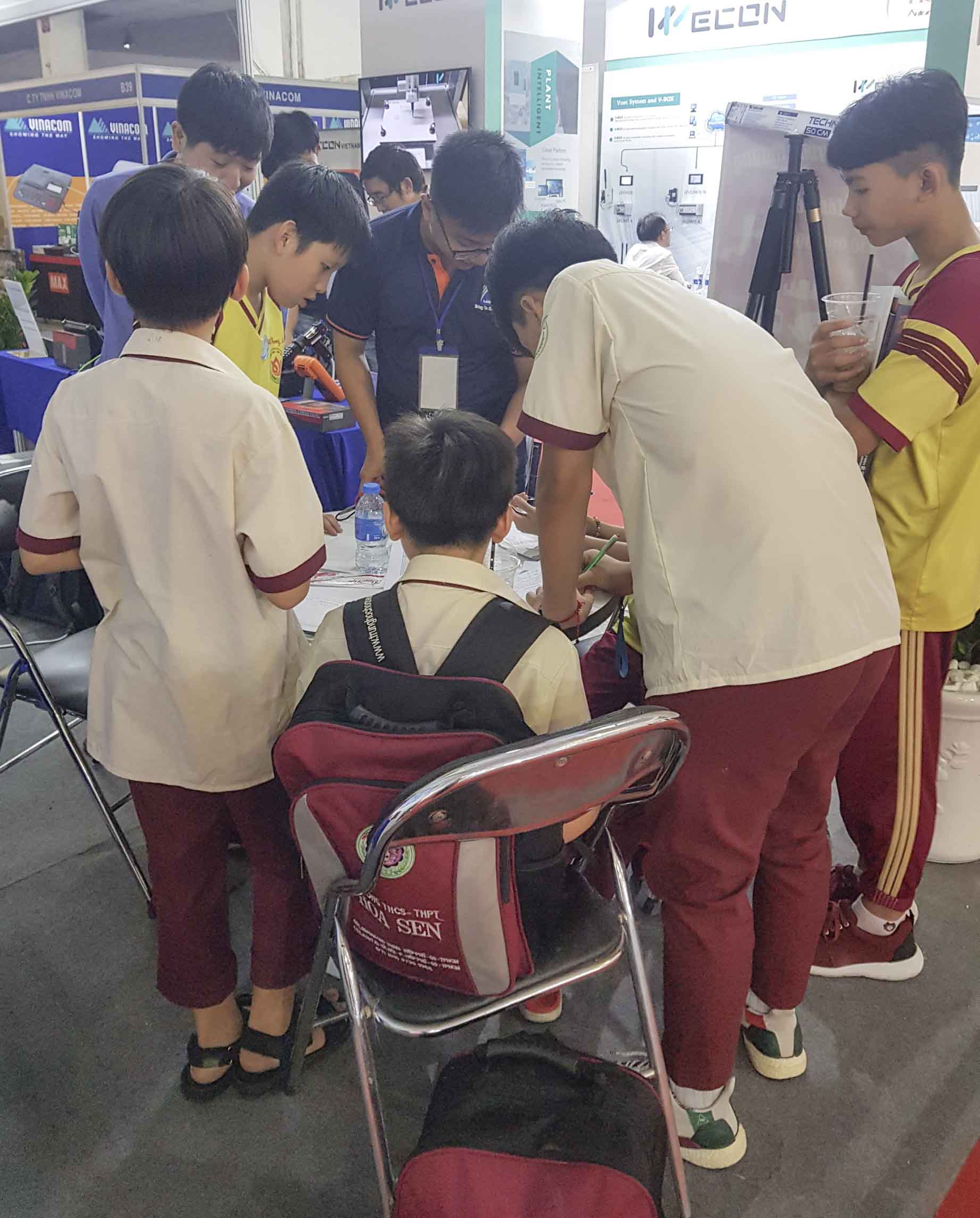 Học sinh hoa sen tại gian hàng Lidinco